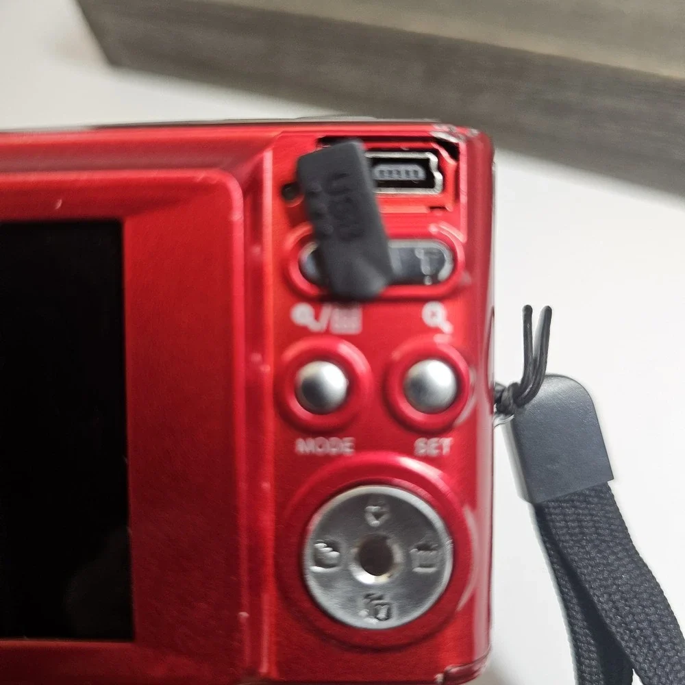 Polaroid‎ iE826 18.0MP 8x Zoom Compact Digital Camera With Battery For Parts